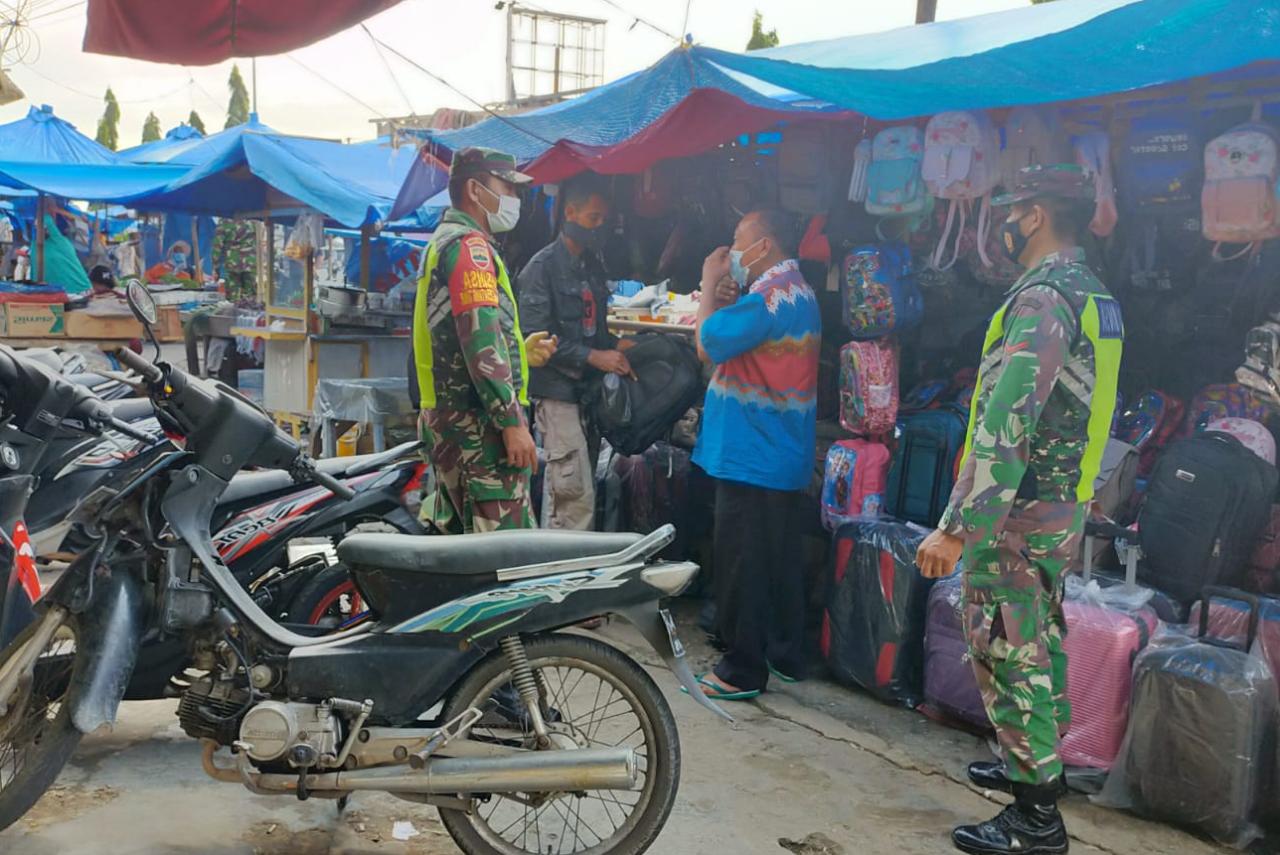 Sisir Pasar Tuah Serumpun, Sertu Alexander Sigalingging Ingatkan Warga Gunakan Masker