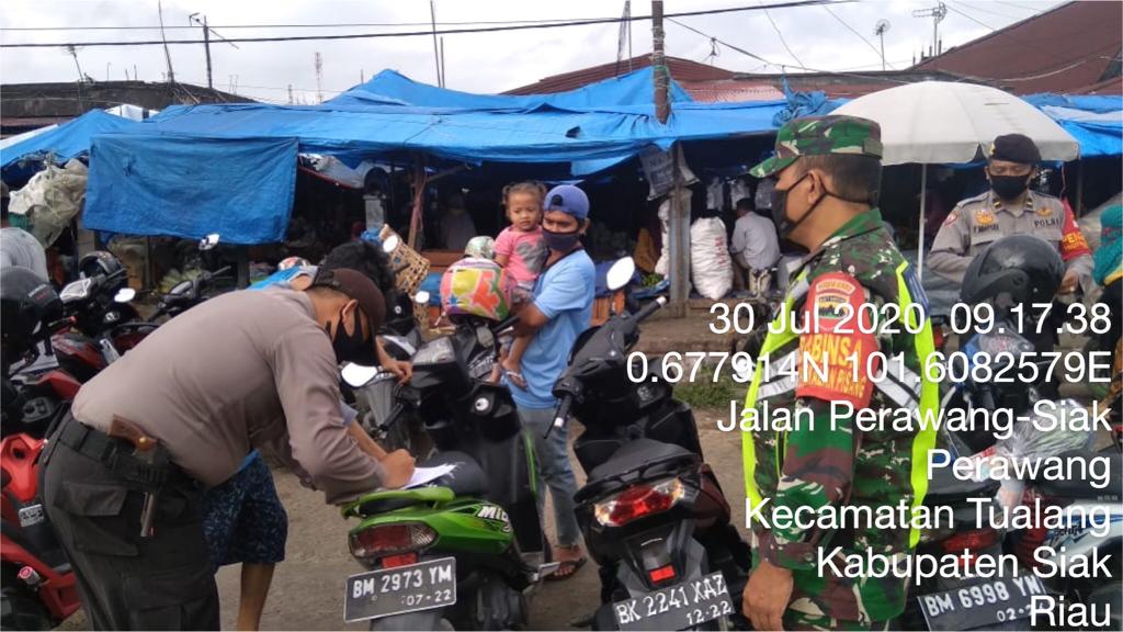 Sertu Afrisal Disiplinkan Pembeli Dan Penjual di Pasar Tuah Serumpun Tualang