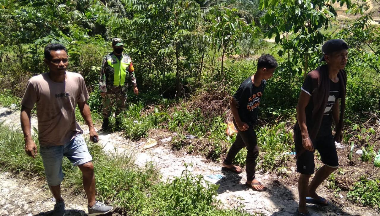 Cegah Karhutla, Serda Laila Syahdanur Sisir Hutan dan Lahan di Kampung Empang Pandan