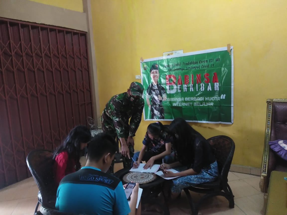 Program Babinsa Berkibar, Sertu Alexander Sigalingging Bimbing Belajar Daring