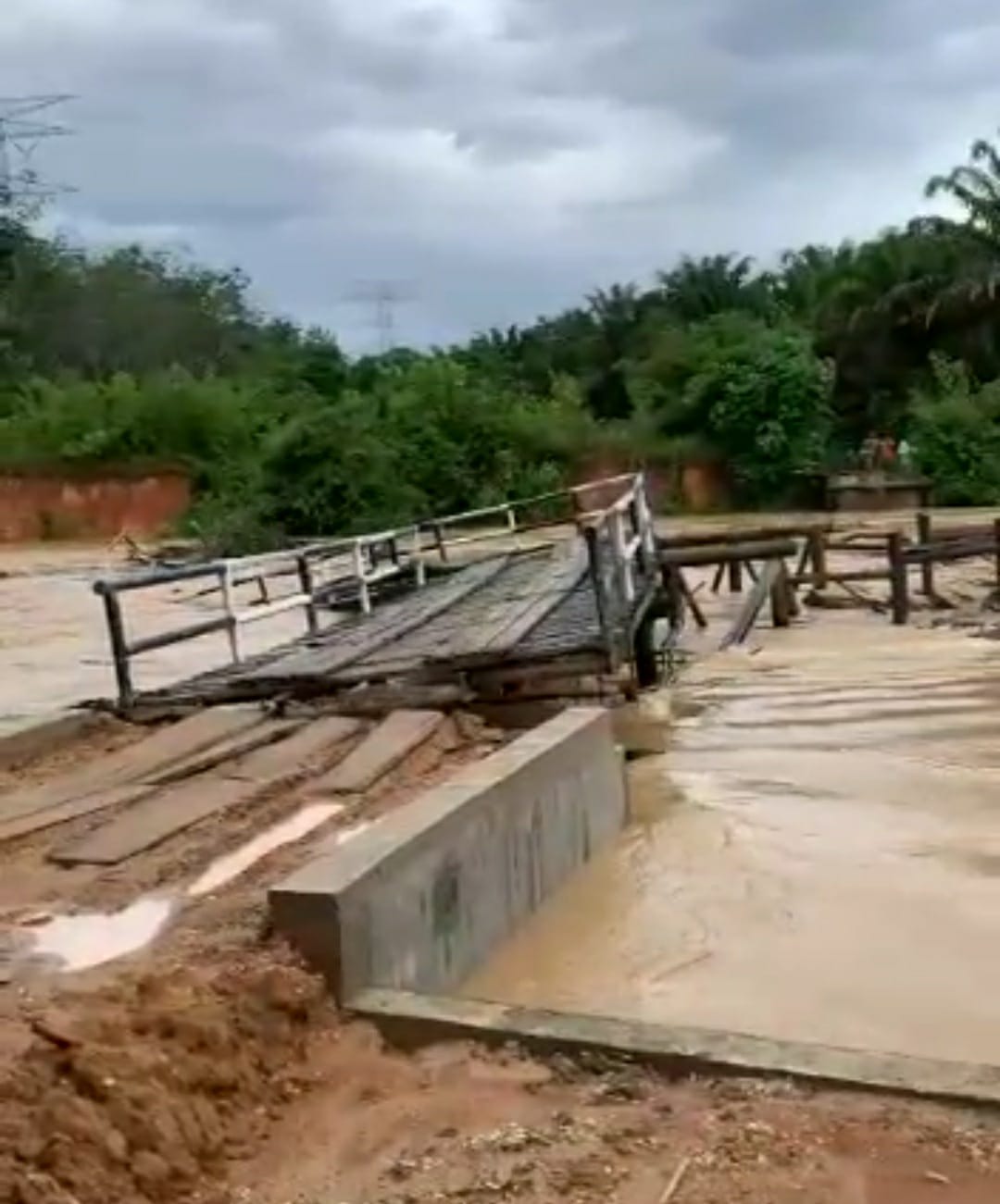 Dianggarkan Dana Desa 700 Juta, Jembatan Desa Pejangki Batang Cenaku Hanyut Terseret Air