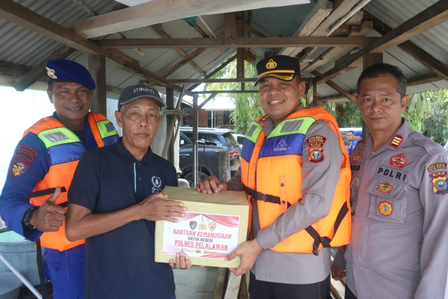 Bantuan Kemanusiaan, Kapolres Pelalawan Bagikan Paket Sembako