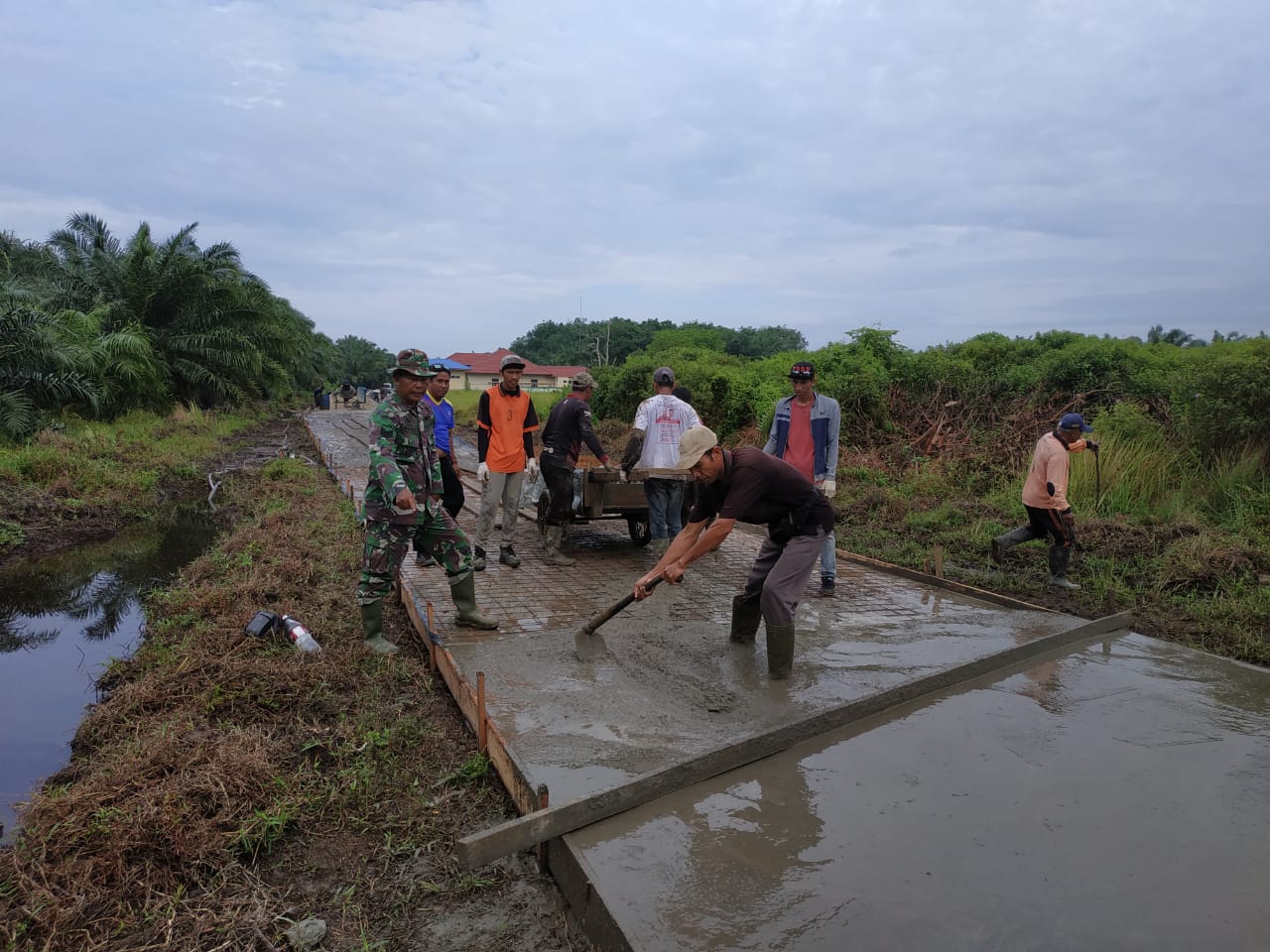Koramil 007 Bukit Batu Dan Masyarakat Goro Bangun Jalan Parit Medan Api api sedang