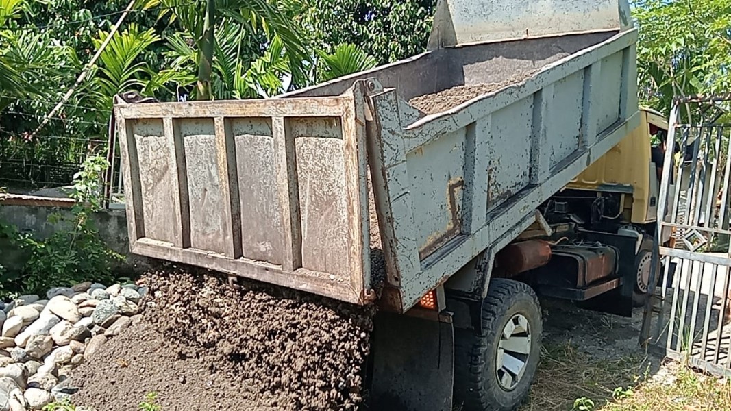 Tak Kenal Lelah, Satgas TMMD 129 Dorong Material Pasir untuk Percepat Pembangunan MCK Dayah