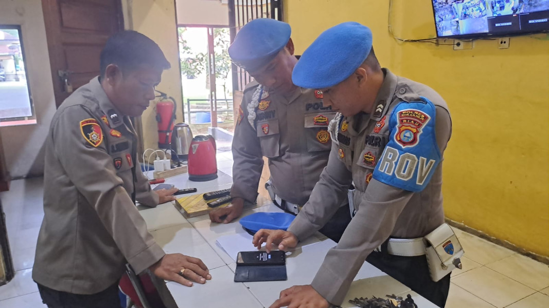 Polres Rohil Cek Aplikasi Situs Judi Online Di Hp Personel ,Ini Hasilnya