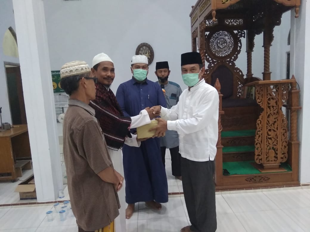 Safari Ramadhan Pertama, Camat Tualang Serahkan Bantuan di Masjid Nurul Yakin