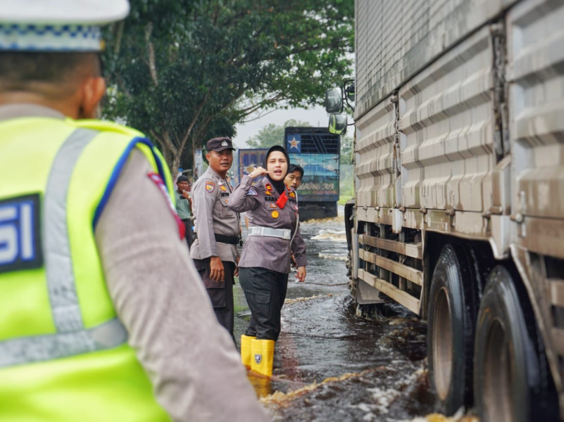 Aksi Perwira Polwan Rohil Atur Lalulintas Kondisi Banjir , Sambil Sosialisasi Pemilu
