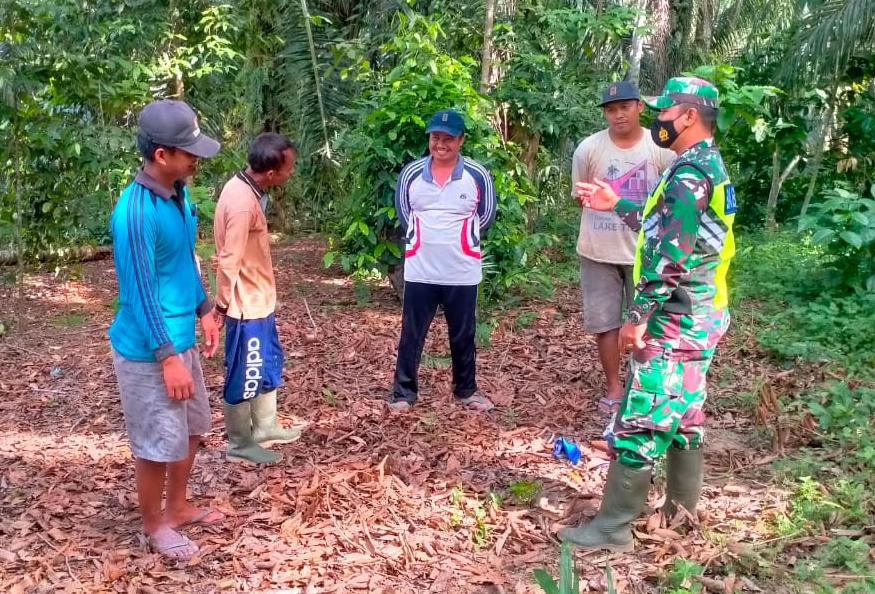 Serma Edy Suprianto Sisir Lokasi Yang Rawan Karhutla di Tasik Seminai