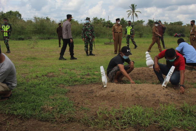 Sanksi Pelanggar Prokes, Bupati Inhil Awasi Pembersihan Makam Covid-19