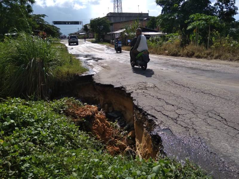 Hati-Hati...Tidak Ada Rambu Peringatan, Jalan M Yamin Tualang Terancam Longsor