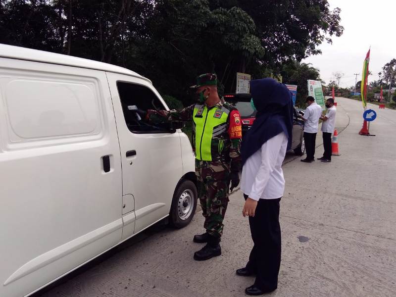 Cegah Penyebaran Covid-19, Tim Gugus Tugas Tualang Periksa Warga Yang Masuk ke Siak
