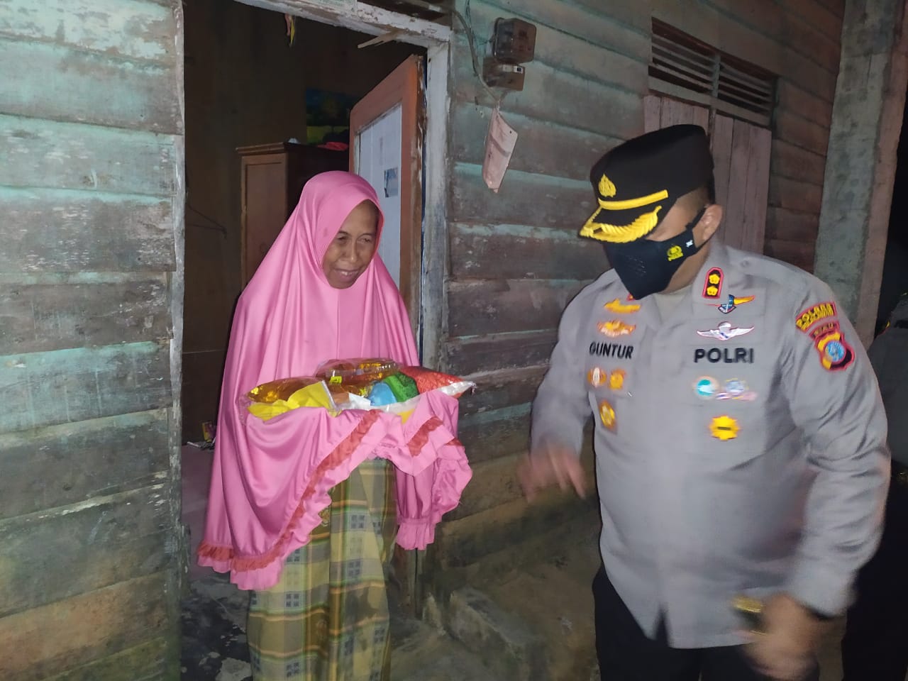 Kapolres Pelalawan Berikan Bantuan Sembako Kepada Masyarakat Kurang Mampu