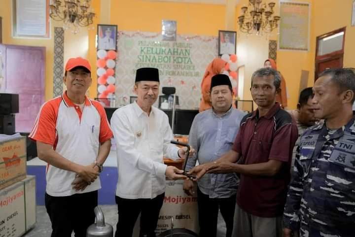 Serahkan 20 Unit Mesin Boat Untuk 2 Kelompok Nelayan Sinaboi , Ini Pesan Bupati Rohil