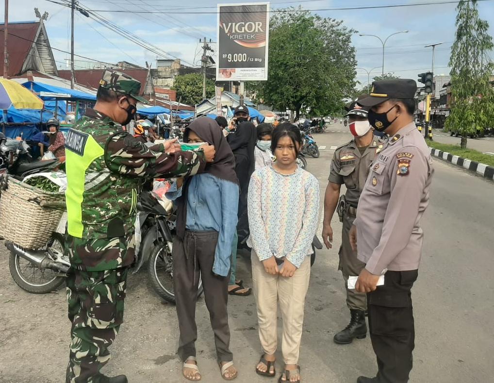 Serda Sarju Pasangkan Masker ke Warga Yang Terjaring Operasi Yustisi