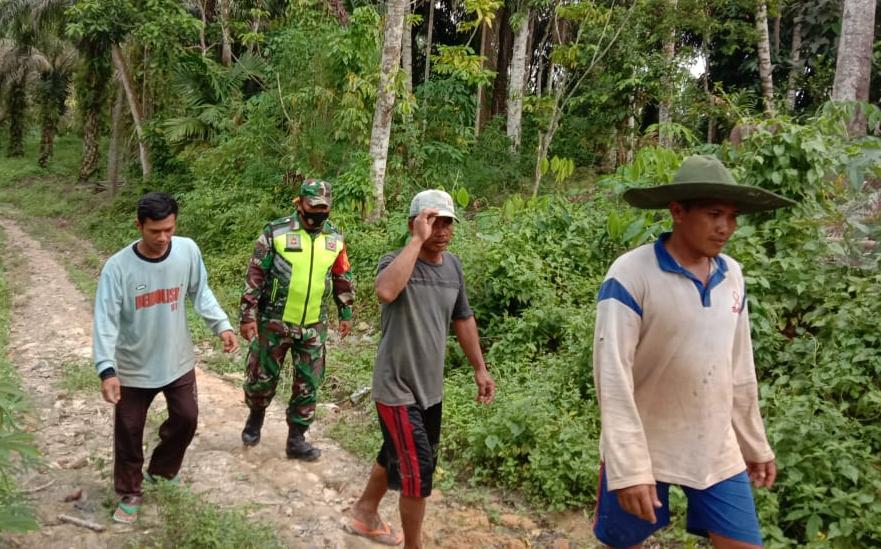 Cegah Karhutla, Sertu Uuk Sudarijanto Sisir Lahan Masyarakat Maredan