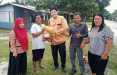 Arizal Berikan Bantuan 100 Paket Sembako Untuk Janda-janda di Kampung Pinang Sebatang