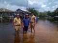 Peduli Korban Banjir, Diskessos Berikan 490 Paket Bagi KK di Dua Desa