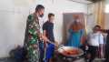 Sertu A Pardosi Siapkan 150 Nasi Bungkus Untuk Warga Isolasi Mandiri di Tualang