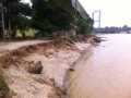 Waduh, Tebing Sungai Ambruk Digerus Banjir