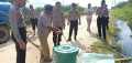 Polres Rokan Hilir Salurkan Air Bersih Kepada Pengungsi Banjir di Desa Impah