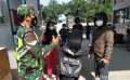 Meski Pengendara Pakai Masker, Serma Edy Suprianto Tetap Ingatkan Warga Harus Patuhi Prokes