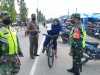 Ibu Kendarai Sepeda Ini Tidak Gunakan Masker, Sertu Afrisal Beri Hukuman