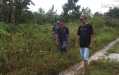 Bersama Masyarakat, Sertu Abdon Pardosi Sisir Hutan dan Lahan di Kelurahan Perawang